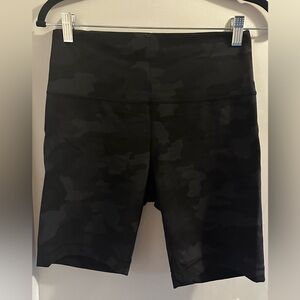 Women’s Lululemon Sz 10 Biker Shorts. Black Camo 6”